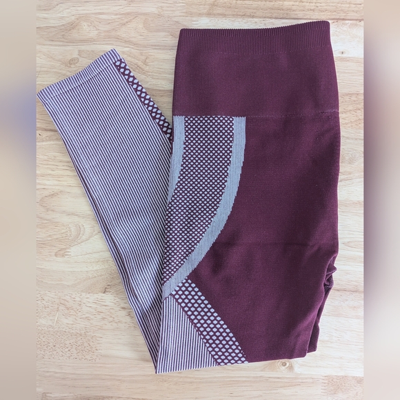 Fabletics Workout Set - Picture 3 of 5